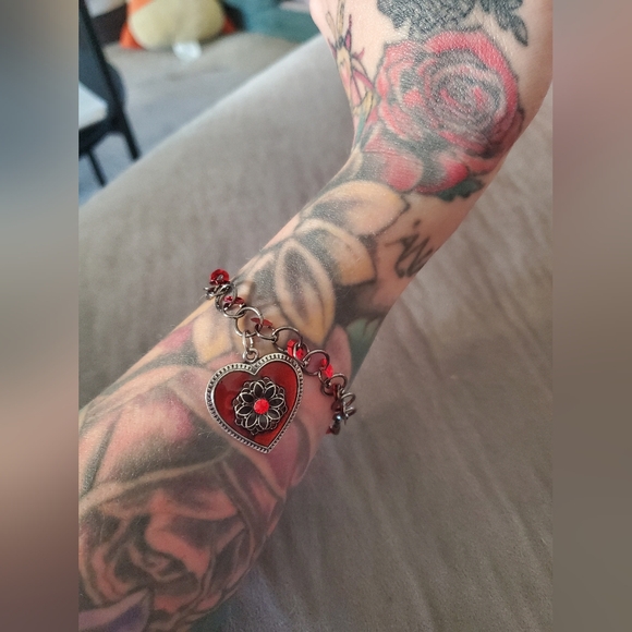 Handmade Scarlet Heart Bracelet - Picture 4 of 4